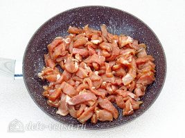 Мясо по-китайски с овощами: Выложить мясо на сковородку