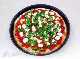 Пицца Неаполь: Нарезать базилик и выложить на пиццу