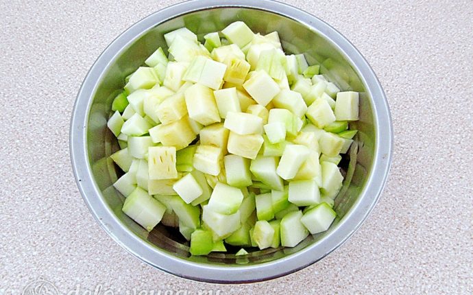 Макароны с фаршем и кабачками: Нарезать кабачок