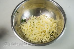 Шампиньоны с креветками: Натереть сыр