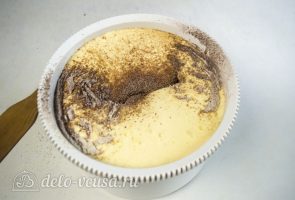 Абрикосовый торт: Добавить сухие ингредиенты к яйцам
