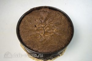 Абрикосовый торт: Остудить бисквит