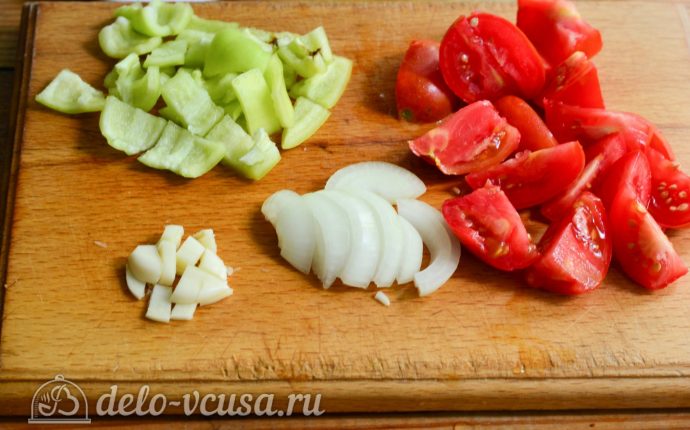 Салат Десяточка с баклажанами на зиму: Нарезать овощи