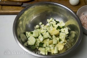 Салат с креветками Морячка: Нарезать картофель с огурцами