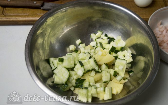 Салат с креветками Морячка: Нарезать картофель с огурцами