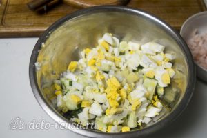Салат с креветками Морячка: Отварить и нарезать яйца