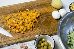 Салат Оливье с креветками: Нарезать морковь