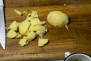 Салат Оливье с креветками: Нарезать картофель
