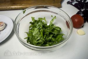 Салат из рукколы с креветками: Измельчить рукколу