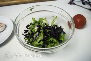Салат из рукколы с креветками: Добавить чеснок и базилик