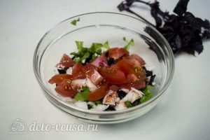 Салат из рукколы с креветками: Нарезать помидор