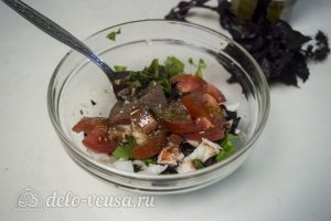 Салат из рукколы с креветками: Заправить салат маслом