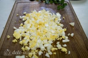 Салат с креветками и крабовыми палочками: Нарезать яйца