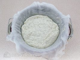 Домашний творожный сыр: Откинуть массу на дуршлаг