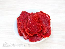 Классический рецепт бефстроганов: Нарезать мясо