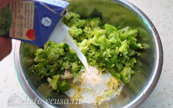 Киш с курицей и брокколи: Добавить сливку и брокколи