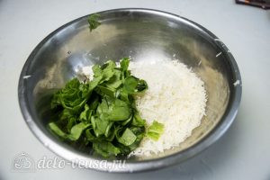 Киш с курицей и сыром: Нарезать шпинат