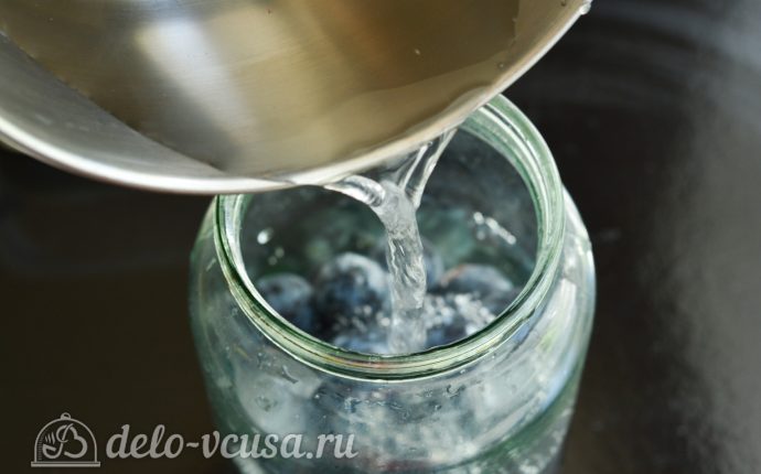 Компот из слив с косточками на зиму: Залить сливу водой