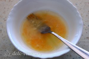 Креветки в панировке с соусом Айоли: Взбить яйцо