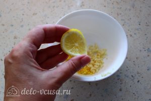 Креветки в панировке с соусом Айоли: Добавить лимонный сок