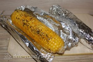 Запеченная кукуруза в фольге: Развернуть и посолить