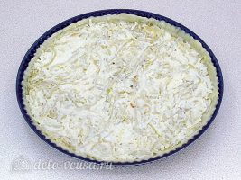 Луковый пирог с сыром: Выложить начинку на тесто