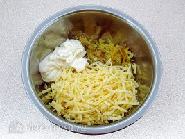 Луковый пирог с сыром: Смешать ингредиенты для начинки