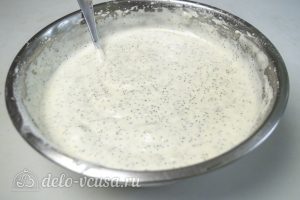 Маковый бисквит: Добавить молоко и масло