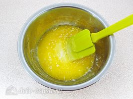 Пирожки с калиной: Добавить масло в желтки