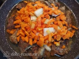 Плов из баранины с чесноком: Обжарить овощи с мясом