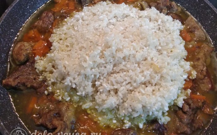 Плов из баранины с чесноком: Добавить рис к мясу