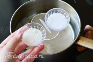 Помидоры под снегом на зиму: Добавьте соль и сахар в воду