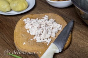 Салат Сосновый бор: Отварить и нарезать филе