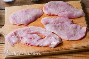 Шницель из курицы: Разрезать мясо на кусочки
