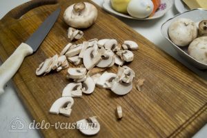 Закусочный торт с курицей: Нарезать грибы