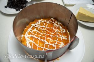 Закусочный торт с курицей: Подготовить морковь и выложить первым слоем