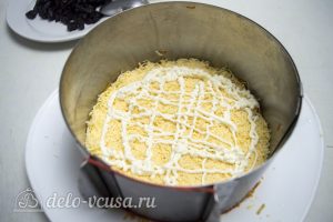 Закусочный торт с курицей: Натереть сыр