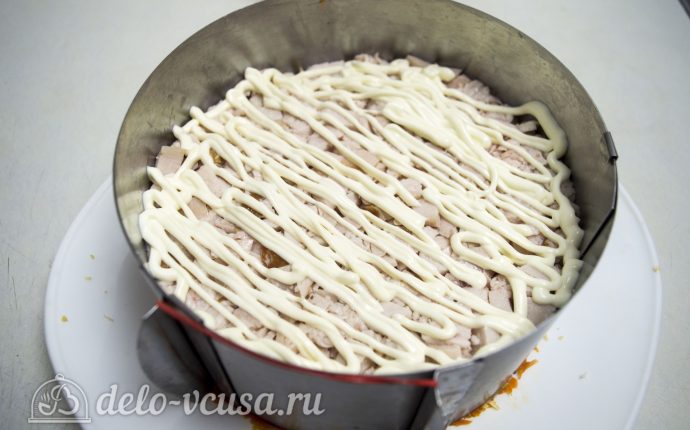 Закусочный торт с курицей: Выложить копченую курицу