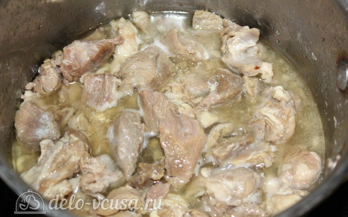 Тушеная баранина с картофелем: Обжарить мясо и лук