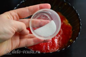 Хреновина из помидоров на зиму без варки: Добавить соль и сахар