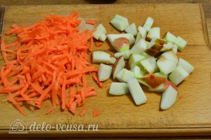 Квашеная капуста с яблоками: Измельчите яблоки и морковь