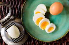 как пользоваться яйцерезкой