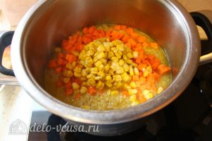 Булгур с овощами: Добавить морковь и кукурузу