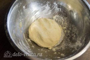 Чизкейк с маскарпоне и творогом: Собрать тесто в шар