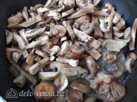 Жареные грибы с чесноком: Обжарить грибы