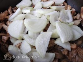 Жареные грибы с чесноком: Добавить лук к грибами