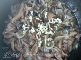 Жареные грибы с чесноком: Перемешать грибы с чесноком