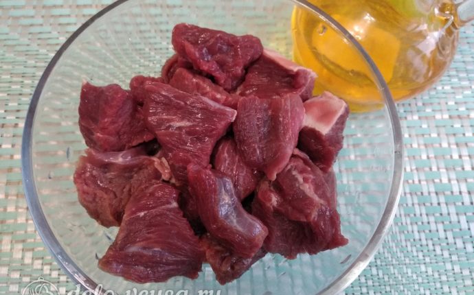 Классический гуляш из свинины с подливкой: Нарезать мясо