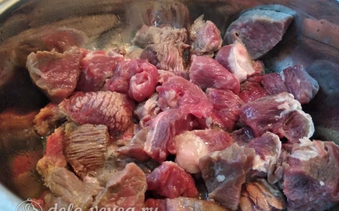 Классический гуляш из свинины с подливкой: Обжарить мясо