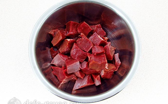Гуляш из свиного сердца: Нарезать мясо
